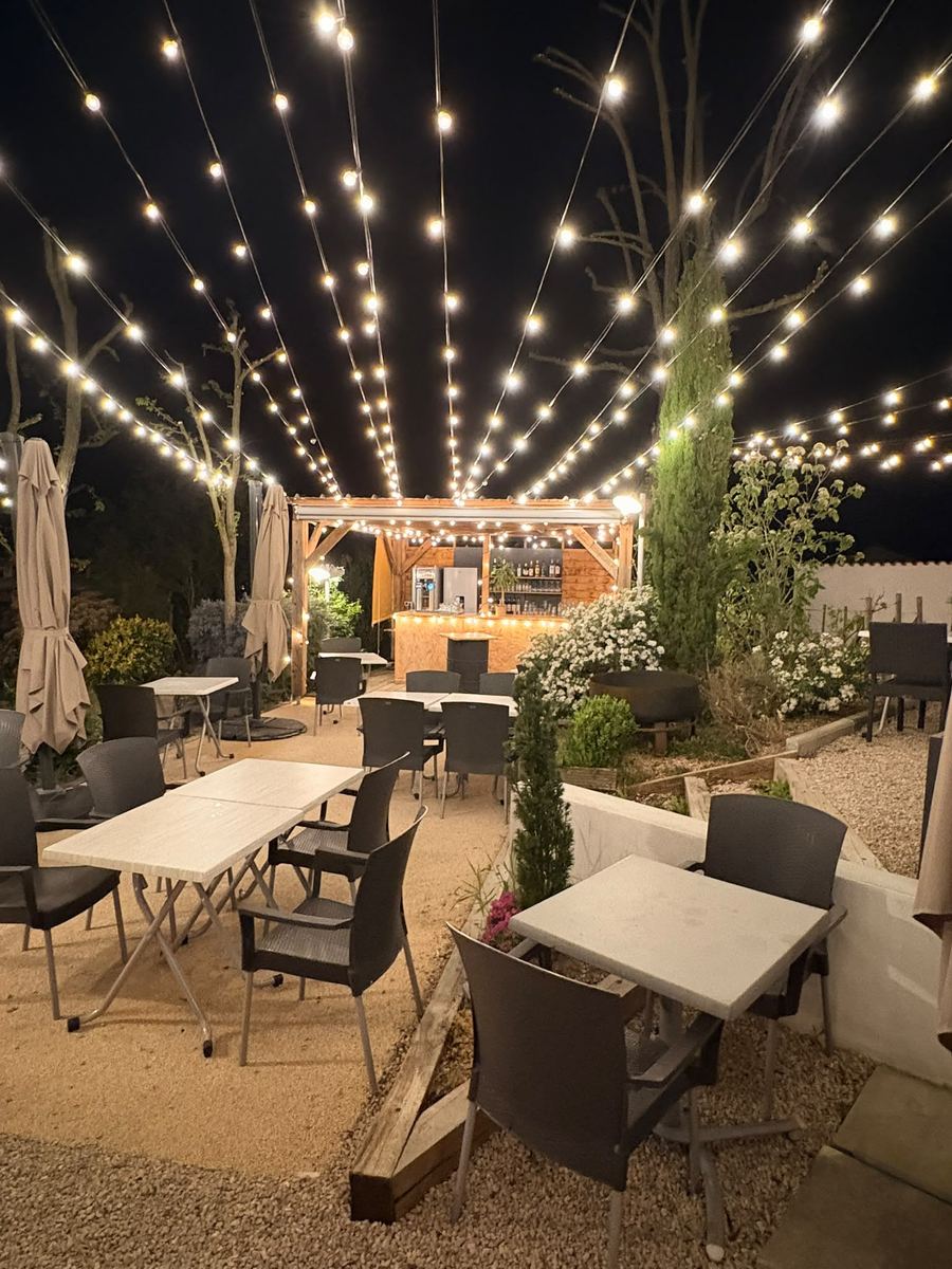 La terrasse illuminée le soir