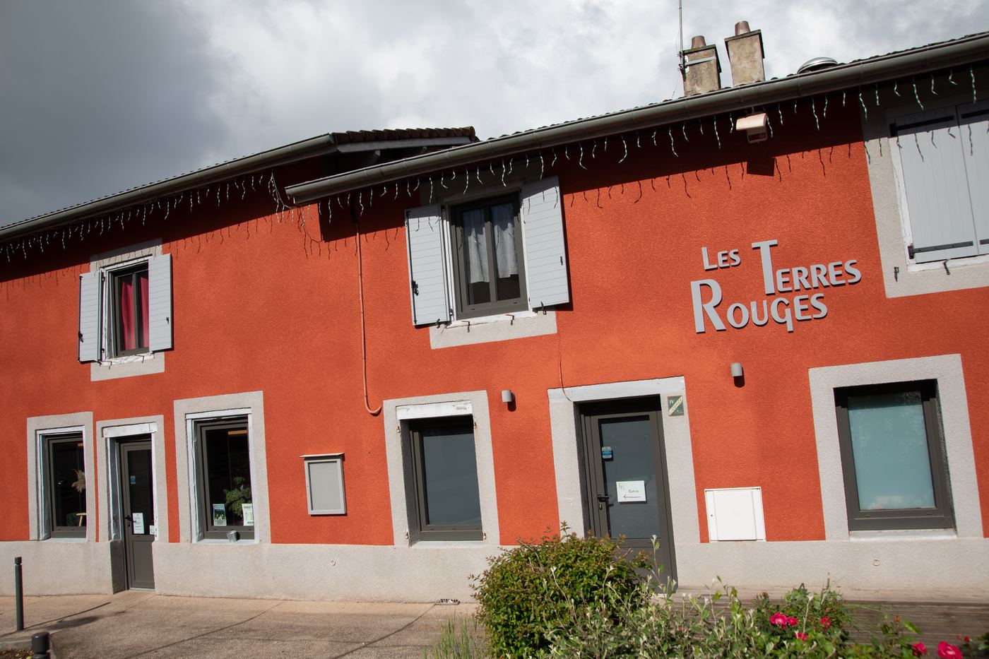 La façade, place de l'église
