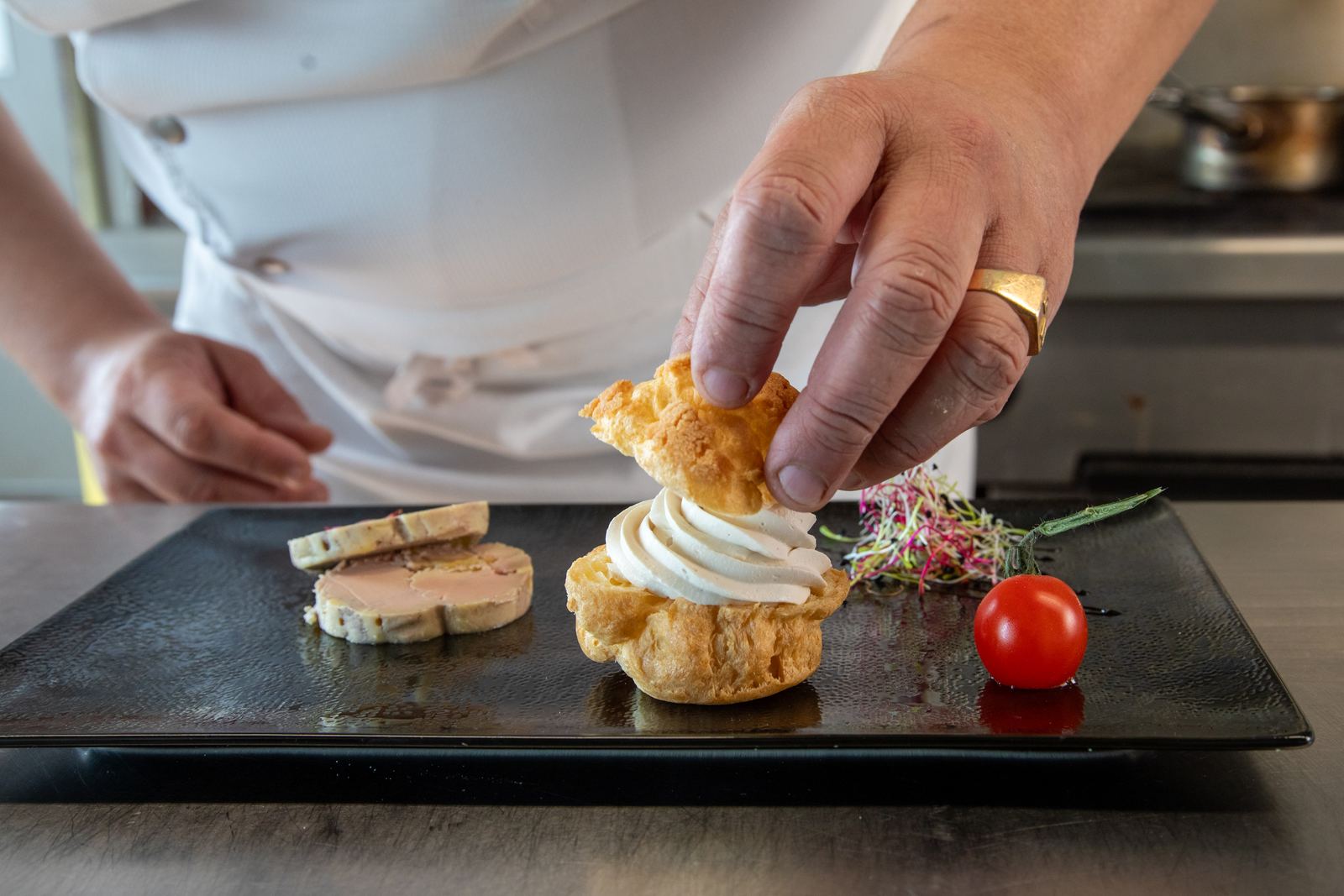 Le chef dresse une assiette en cuisine